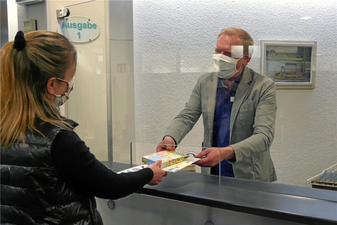 Zulassungsstellen haben wieder geöffnet Unter anderem mit Bonbons haben sich Mitarbeiter der Zulassungsstellen bei den Bürgern für ihre Geduld bedankt. Foto: Landratsamt Rems-Murr