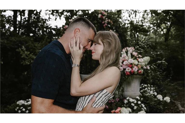 Unter anderem mit diesem Bild auf Instagram gab Taylor Swift bekannt, dass sie sich verlobt hat.