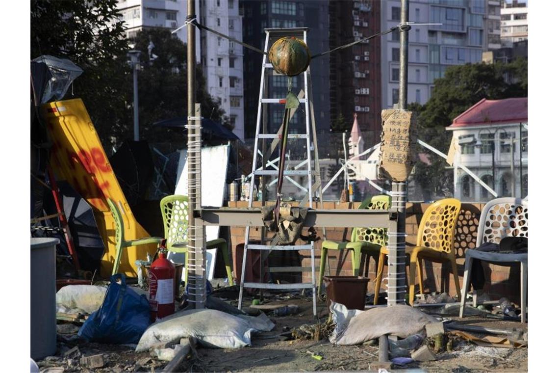Hongkong: US-Kongress stellt sich hinter Demokratiebewegung Unter anderem mit einem selbstgebauten Katapult hatten die Demonstranten sich gegen die anrückende Polizei zur Wehr gesetzt. Foto: Ng Han Guan/AP/dpa