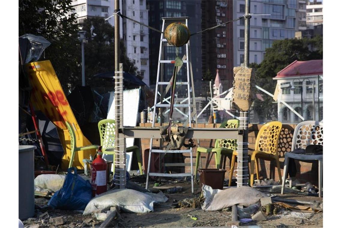 Unter anderem mit einem selbstgebauten Katapult hatten die Demonstranten sich gegen die anrückende Polizei zur Wehr gesetzt. Foto: Ng Han Guan/AP/dpa