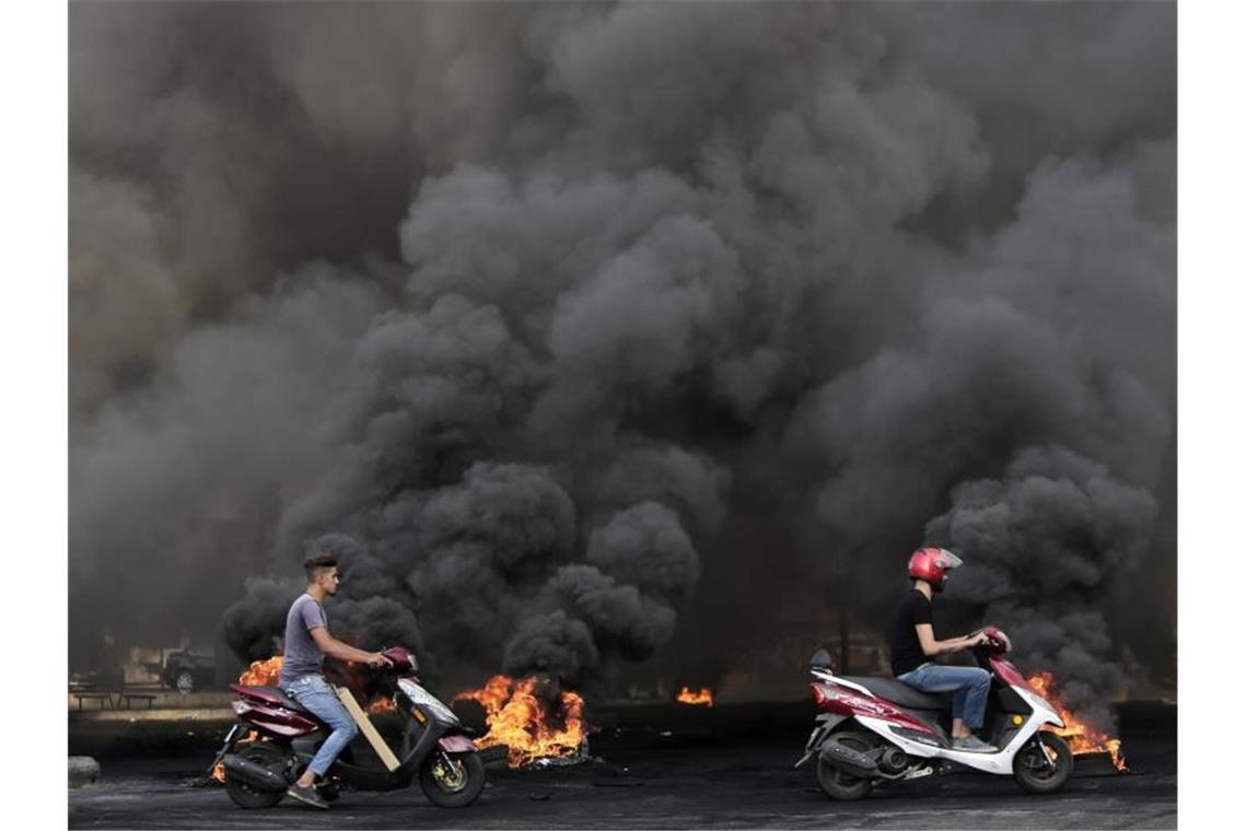 Tausende protestieren im Libanon Unter anderem soll eine tägliche Gebühr von 0,20 US-Dollar auf die Nutzung von Kommunikationsdiensten wie WhatsApp erhoben werden. Foto: Hassan Ammar/AP/dpa