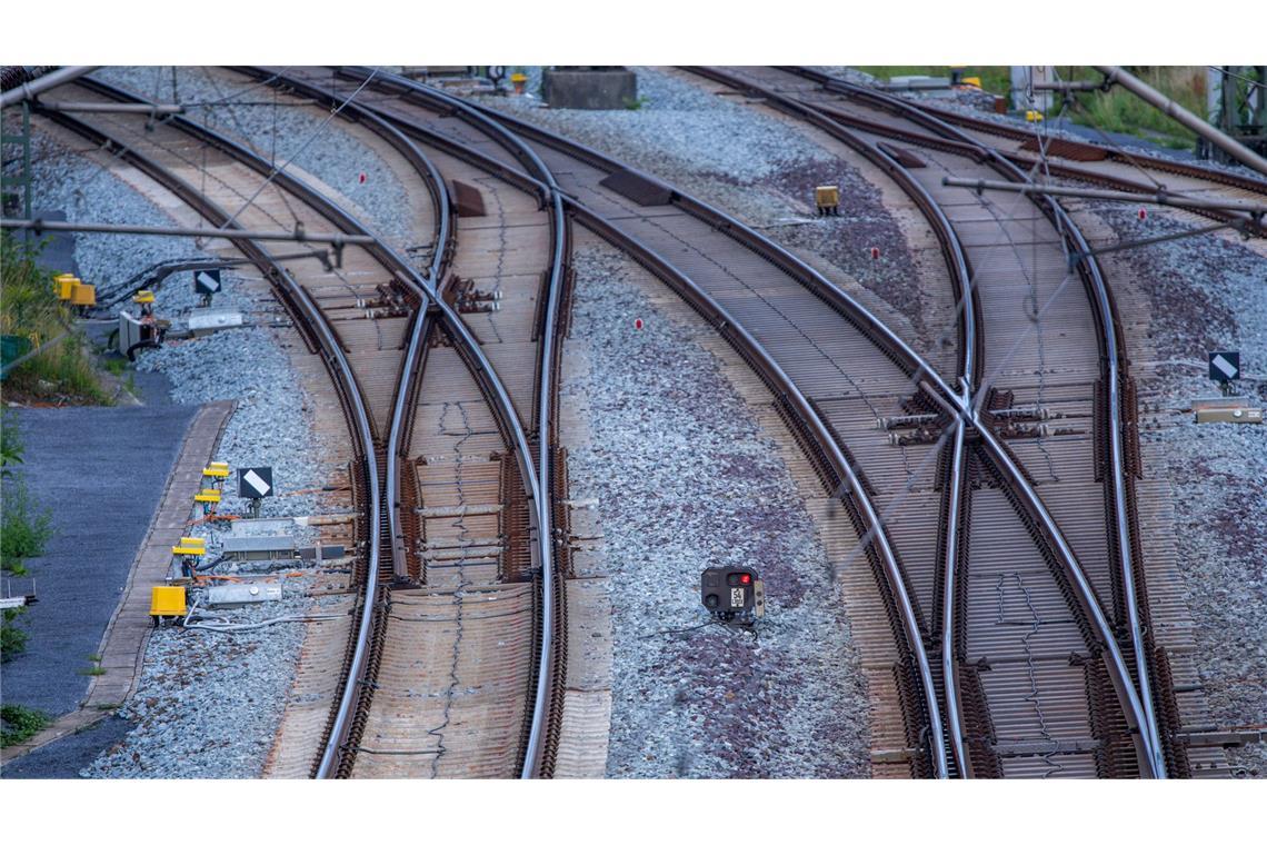 Unter anderem sollen 165 Weichen auf der 278 Kilometer langen Strecke zwischen Berlin und Hamburg erneuert werden.