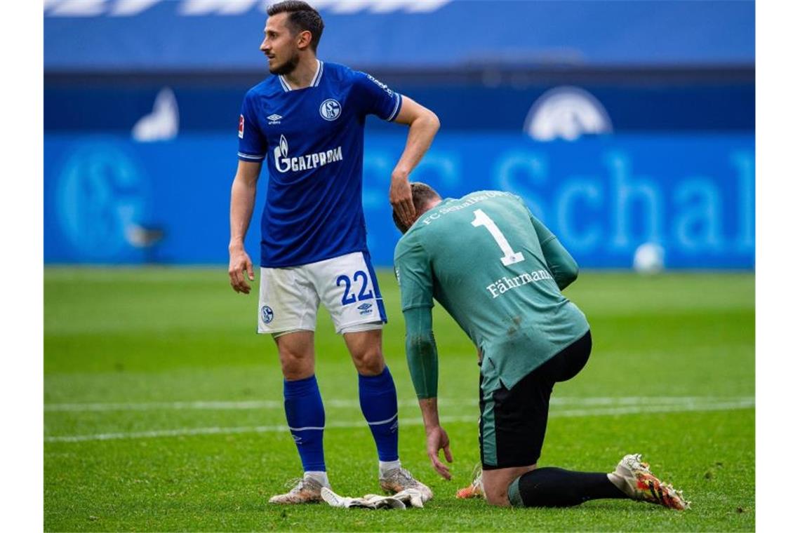 Unter anderem stieg der FC Schalke 04 in die 2. Liga ab. Foto: Guido Kirchner/dpa
