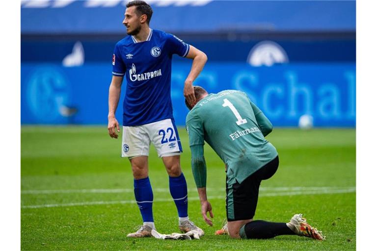 Unter anderem stieg der FC Schalke 04 in die 2. Liga ab. Foto: Guido Kirchner/dpa