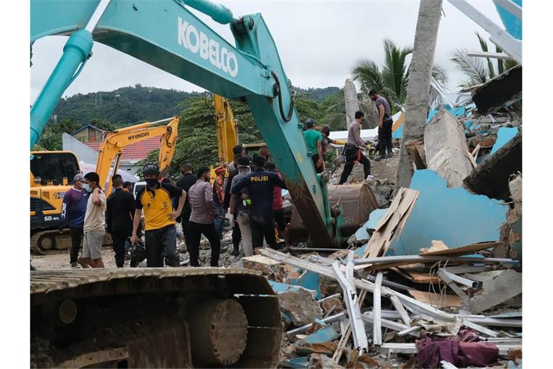 Dutzende Tote bei Erdbeben auf Sulawesi in Indonesien Unter anderem stürzten zwei Krankenhäuser, ein Hotel und ein Teil des Gebäudes der Lokalverwaltung ein. Foto: Sadly Ashari Said/AP/dpa