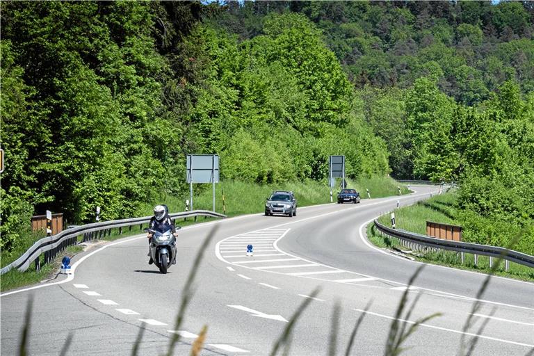 Unter anderem wird die Markierung auf der Fahrbahn erneuert. Archivfoto: Alexander Becher