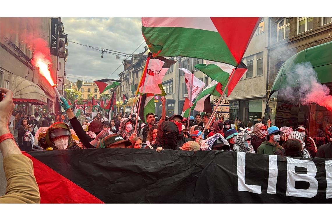 ESC: Zwischenfall am Rande von Israels Auftritt Unter anderem zündeten die Demonstranten Fackeln.