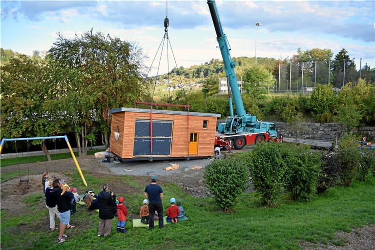 Unter Beobachtung wird die neue Schutzhütte aufgestellt. Foto: Gemeinde Spiegelberg