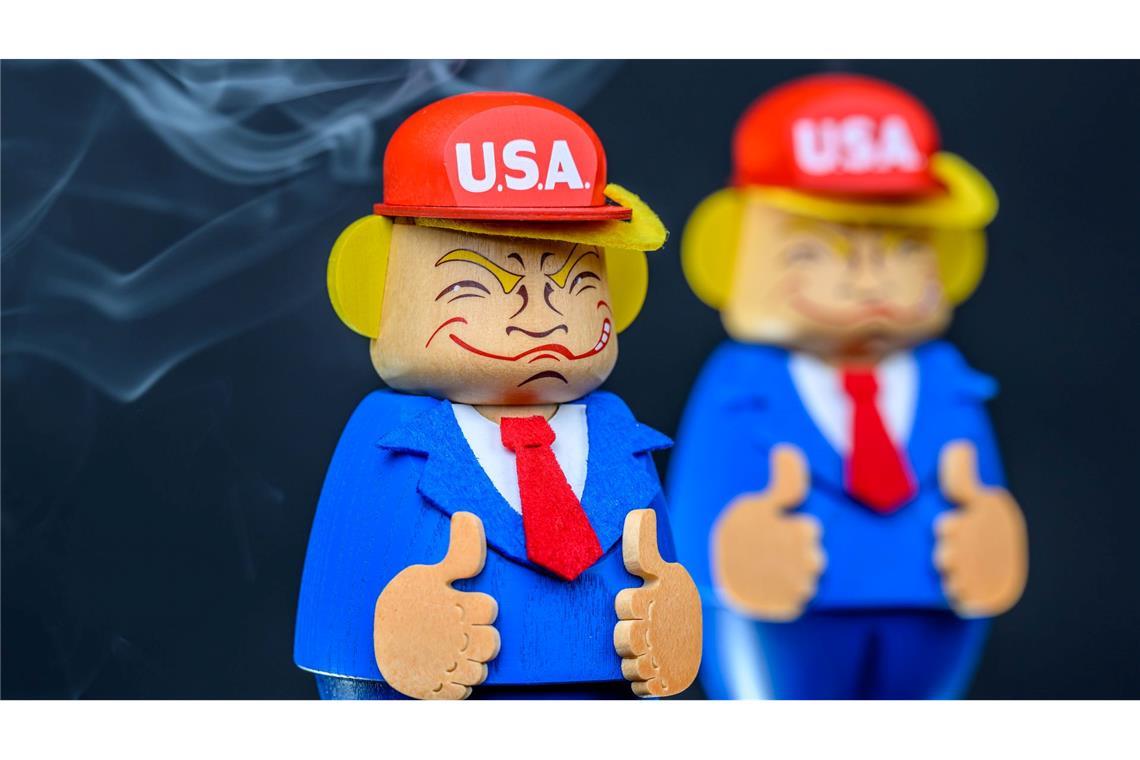Erzgebirger heben Trump auf den Sockel: als Räuchermännchen Unter Dampf: US-Präsident Donald Trump hält als Räuchermännchen Einzug ins erzgebirgische Kunsthandwerk.