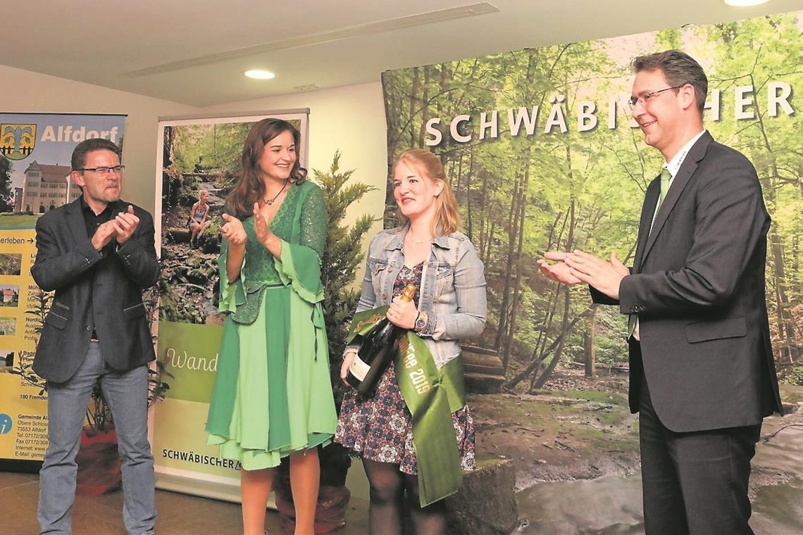 Unter dem Applaus von Waldfee-Papa Christoph Jäger (links), Landrat Richard Sigel (rechts) und der amtierenden Fee Mariel Knödler (Zweite von links) wird die Murrhardterin Leonie Treml als Gewinnerin der Wahl verkündet.Foto: G. Habermann