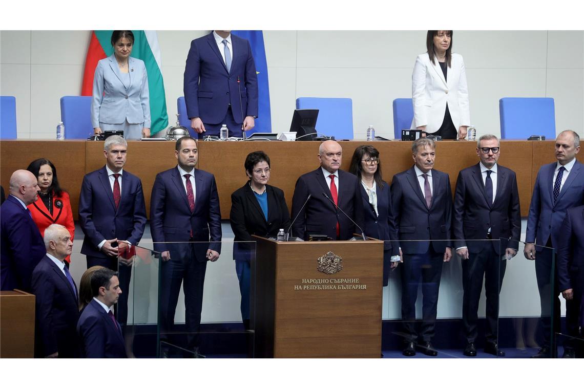 Unter dem Druck von Straßenprotesten ist die Regierung von Bulgariens Ministerpräsident Rossen Scheljaskow zurückgetreten.