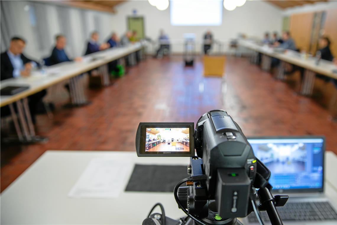 Unter dem Eindruck der Pandemie werden im Jahr 2020 die öffentlichen Sitzungen des Gemeinderats von Oppenweiler – damals noch in der Gemeindehalle – erstmals gestreamt. Archivbild: Alexander Becher