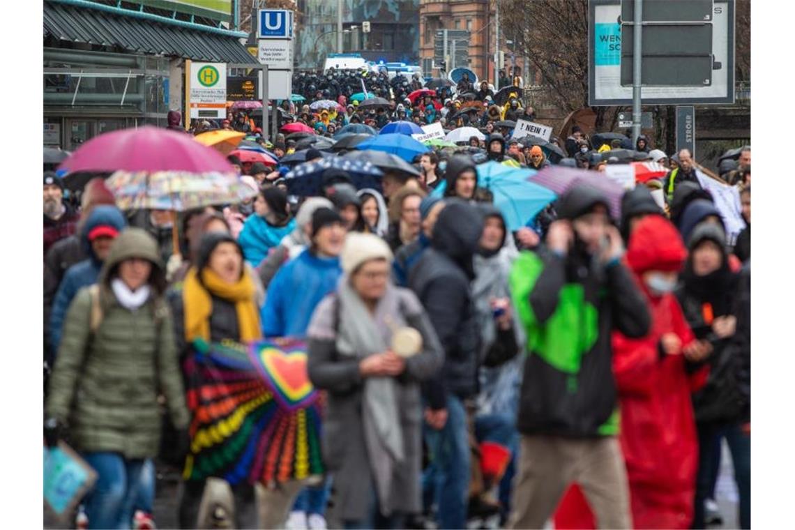 Unter dem Motto „Es reicht!“ beteiligen sich zahlreiche Menschen an einer Demonstration in Stuttgart. Foto: Christoph Schmidt/dpa