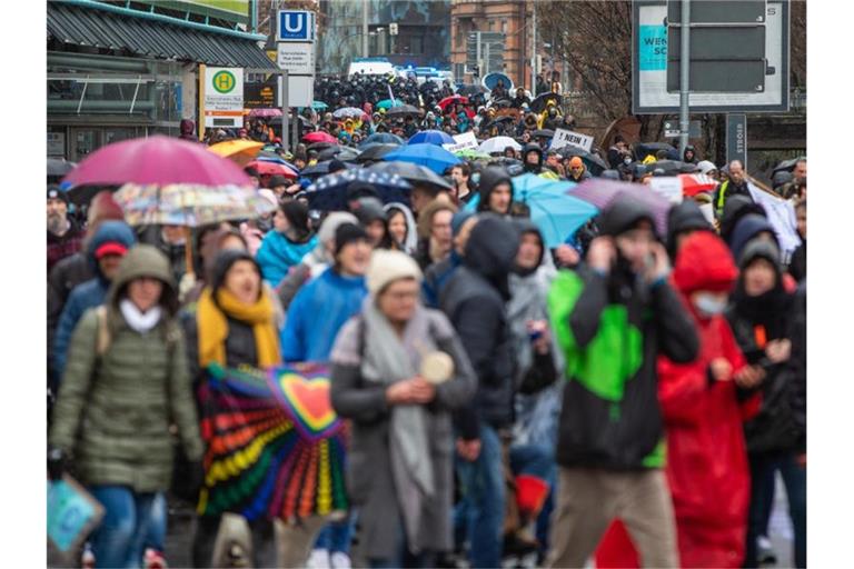 Unter dem Motto „Es reicht!“ beteiligen sich zahlreiche Menschen an einer Demonstration in Stuttgart. Foto: Christoph Schmidt/dpa