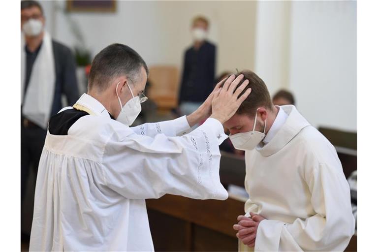 Unter dem Motto #liebegewinnt laden Pfarrer in ganz Deutschland um den 10. Mai herum zu Gottesdiensten ein, in denen homosexuelle Paare gesegnet werden können. Foto: Felix Hörhager/dpa