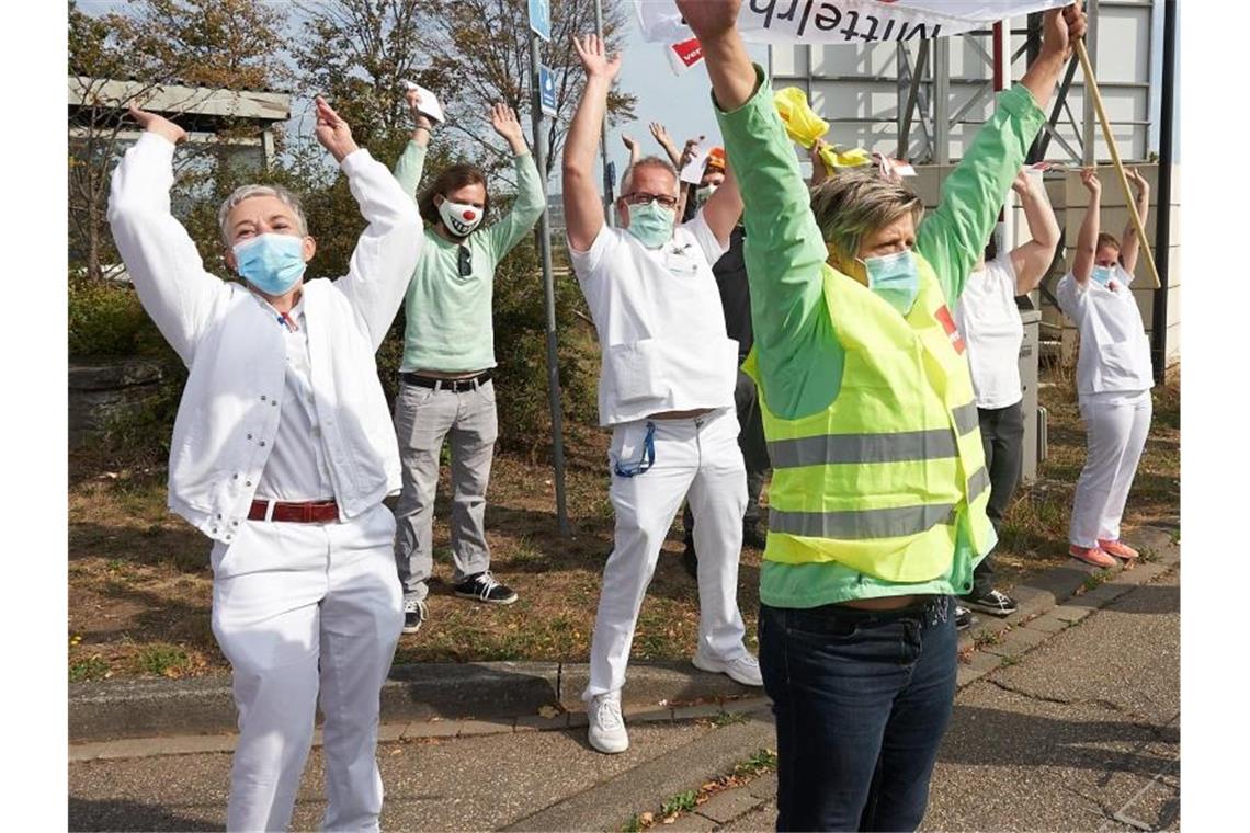 Unter dem Motto "Schluss mit dem Zirkus" streiken Mitglieder der Gewerkschaft Verdi vor dem Bundeswehrzentralkrankenhaus. Foto: Thomas Frey/dpa