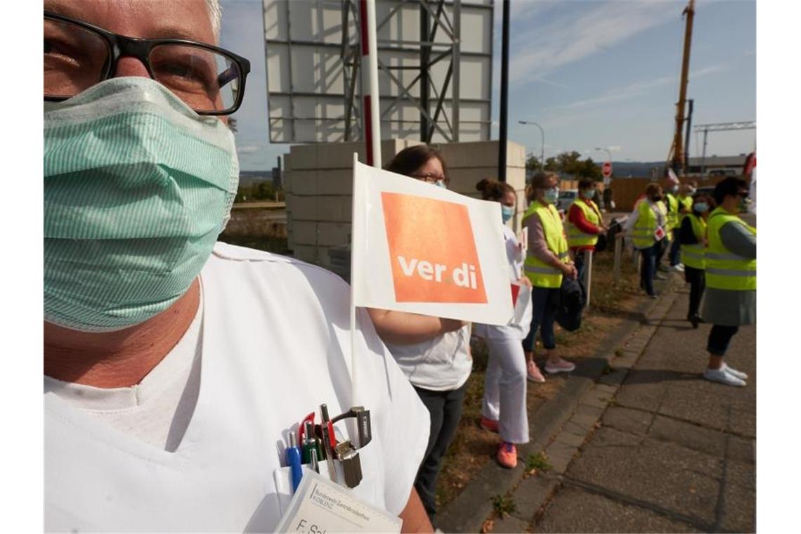 Unter dem Motto „Schluss mit dem Zirkus“ streiken Mitglieder der Gewerkschaft Verdi vor dem Bundeswehrzentralkrankenhaus in Koblenz. Foto: Thomas Frey/dpa