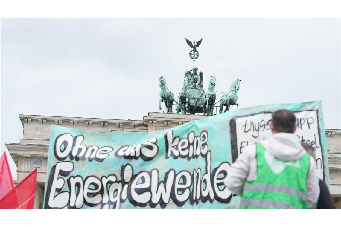 Bangen um Jobs treibt Tausende Stahlarbeiter auf die Straße