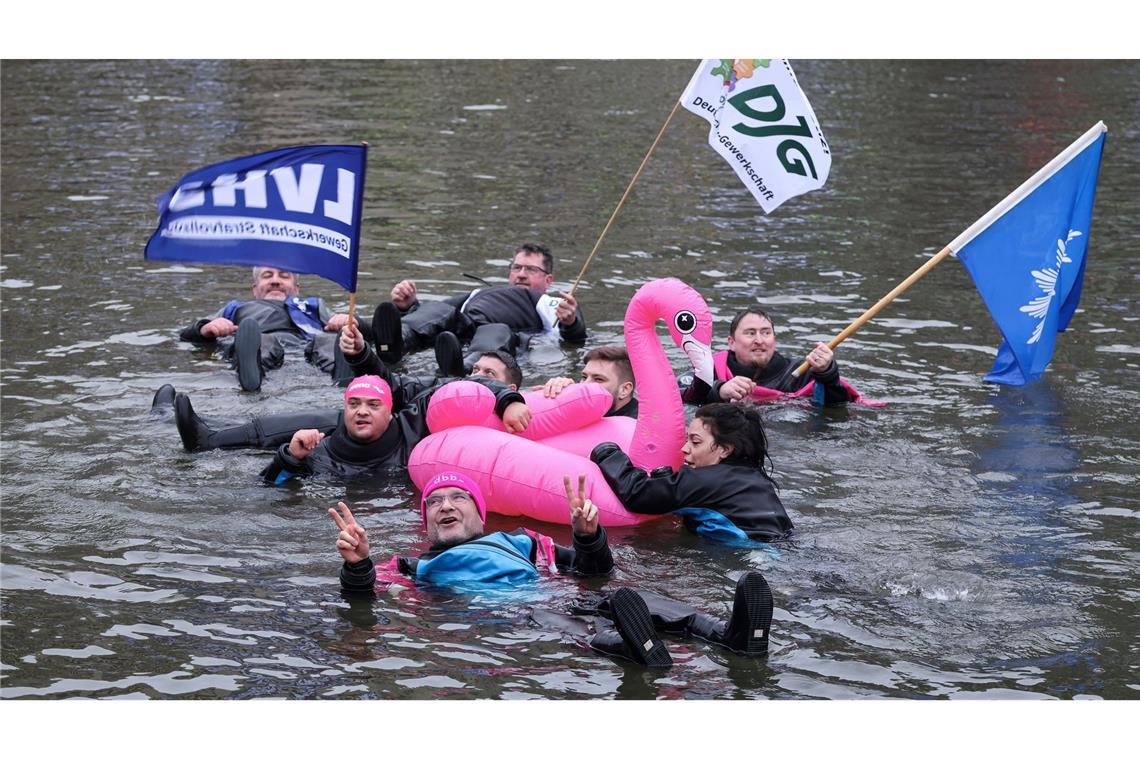 Unter dem Motto "Wir gehen baden, damit der Norden nicht absäuft" schwimmen Teilnehmer beim Warnstreik im öffentlichen Dienst in Hamburg.