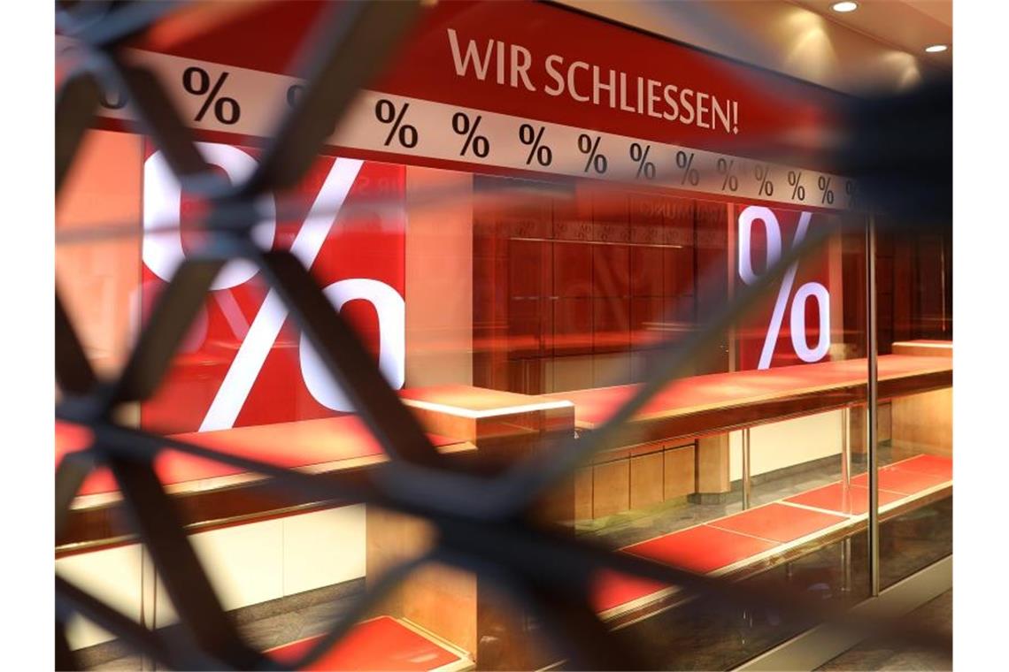 Corona-Überbrückungshilfen für Firmen werden verlängert Unter dem Schriftzug „Wir schliessen“ sind die Auslagen hinter dem Rolltor eines Juweliers leer. Es soll weiterhin Überbrückungshilfen für Unternehmen geben, die unter den Folgen der Pandemie leiden. Foto: Oliver Berg/dpa