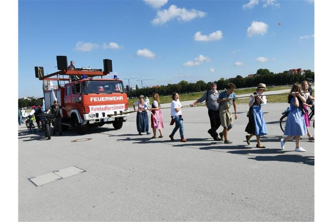 „Ozapft is“: München feiert auch ohne Oktoberfest Unter dem Titel „Wiesneinzug der Klimaheld*innen“ demonstriert das Netzwerk Klimaherbst zum zweiten Mal auf dem Festgelände. Foto: Angelika Warmuth/dpa