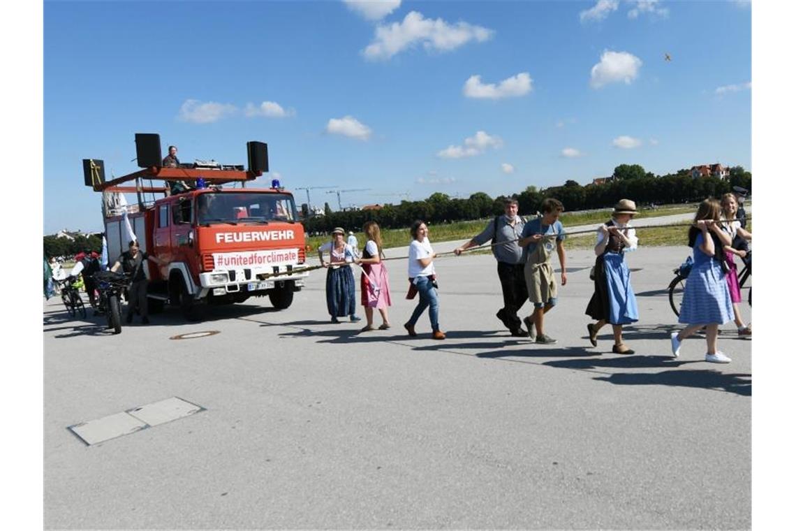 Unter dem Titel „Wiesneinzug der Klimaheld*innen“ demonstriert das Netzwerk Klimaherbst zum zweiten Mal auf dem Festgelände. Foto: Angelika Warmuth/dpa