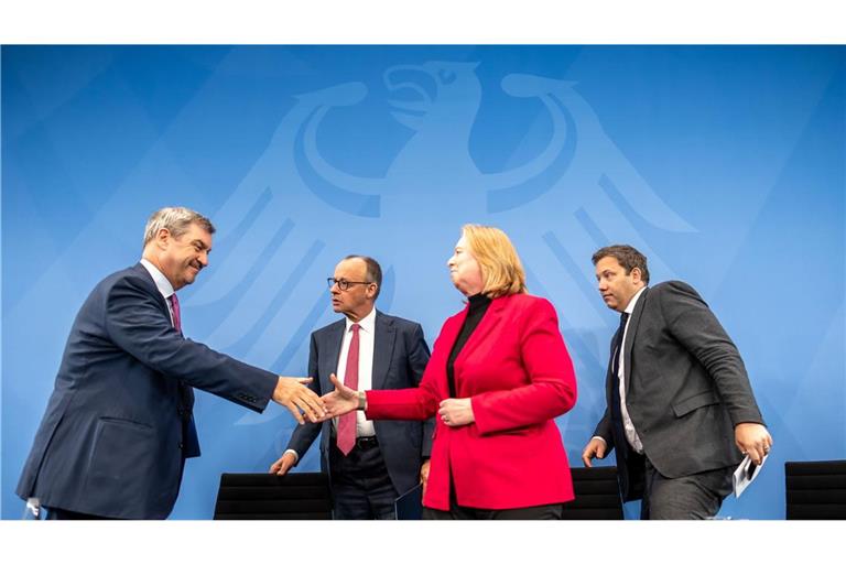 Unter dem wachsamen Auge des Bundesadlers: Markus Söder (CSU, v. li. n. re.),  CSU Vorsitzender reicht Bärbel Bas (SPD), Bundesarbeitsministerin, vor Bundeskanzler Friedrich Merz (CDU, Mi.) und neben Lars Klingbeil (SPD, re.), Bundesfinanzminister, nach der Pressekonferenz nach dem Koalitonsausschuss die Hand.
