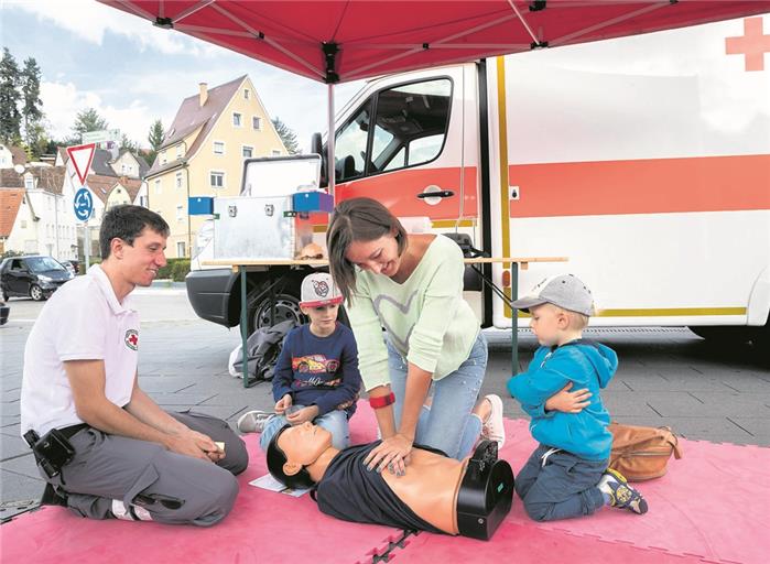 Unter dem wachsamen Blick von Marius Sinn versucht sich Lilia Demut an der Reanimation. Foto: J. Fiedler