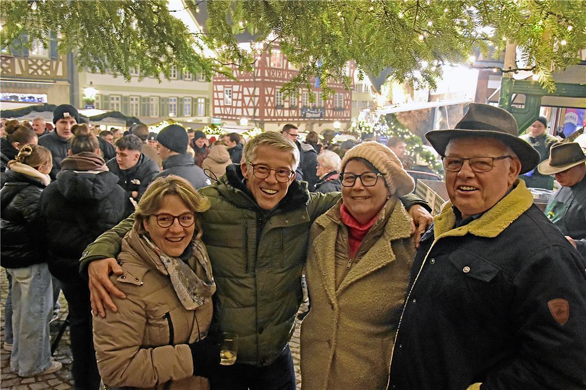 Unter dem Weihnachtsbaum. Weihnachtsmarkt in Backnang 2025. 42. Backnanger Weihn...