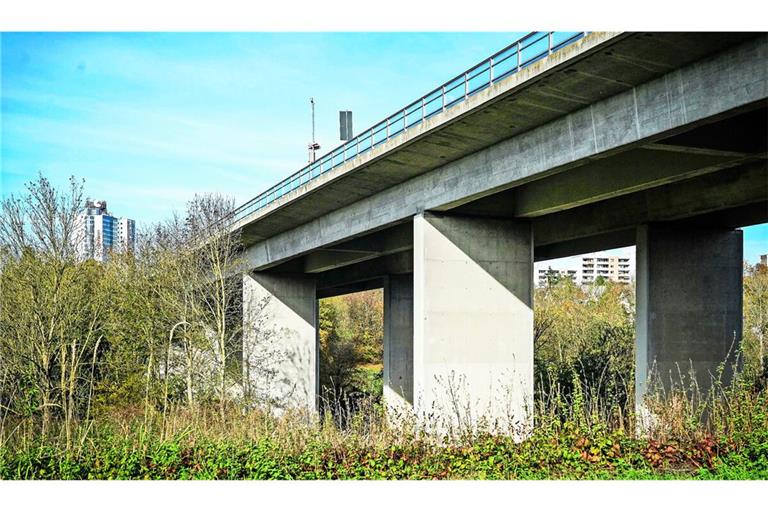 Unter den 15 Brücken, die im Regierungsbezirk Stuttgart abgerissen und neu gebaut werden sollen, befindet sich auch die B-27-Körschtalbrücke.