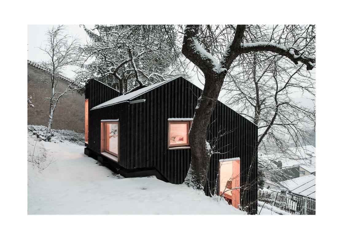 Unter den  18 gewürdigten Projekten findet sich auch dieses Tiny House – ein mit regionalen Materialien gebautes, aus einem Raum bestehendes „Kleinhaus“ von Clemens Hoyer, Sophie Kotter.