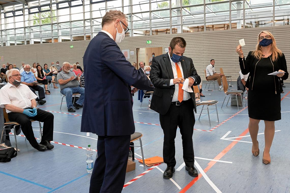 Devrikis entscheidet Dreikampf für sich Unter den Bewerbern wird die Reihenfolge bei der Vorstellung ausgelost (von links): Reinhold Sczuka, Georg Devrikis und Christina Stumpp.
