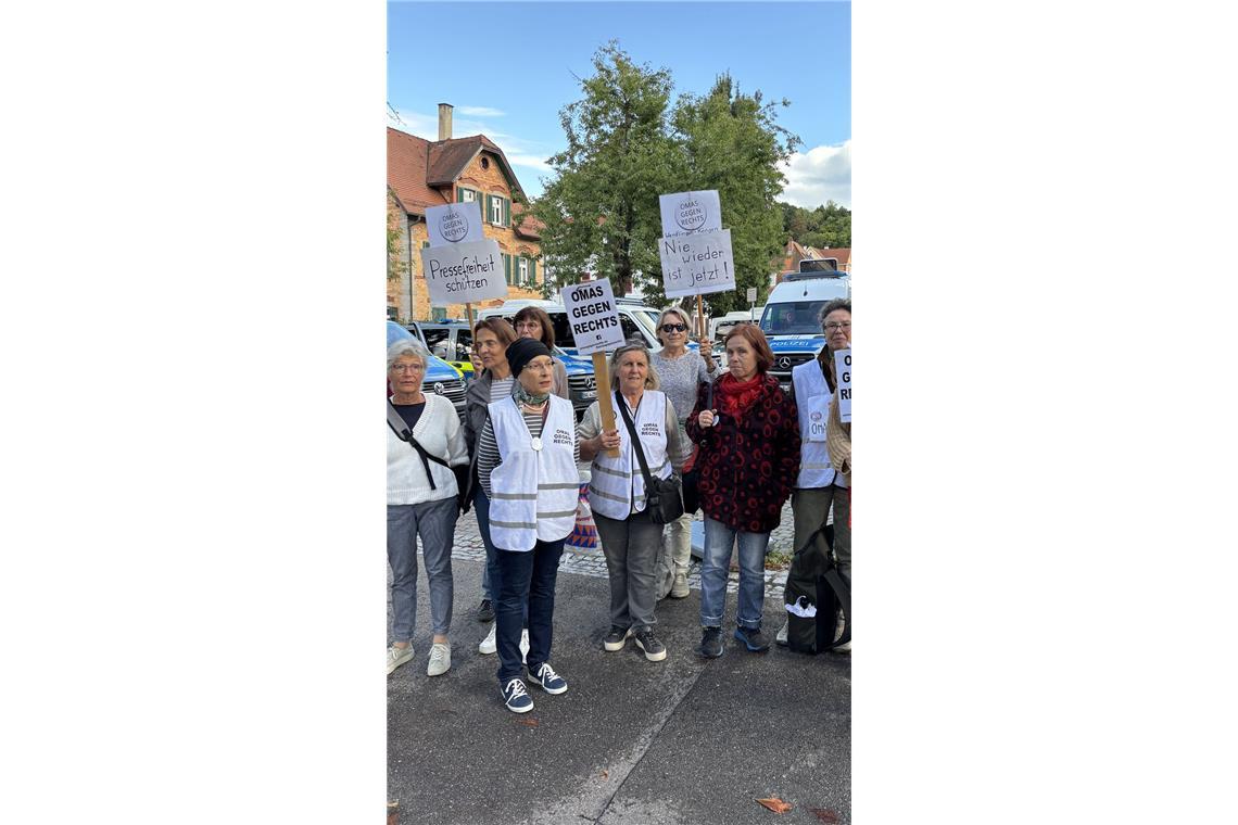 Polizei zieht positive Bilanz nach Palmer-Frohnmaier-Gespräch Unter den Demonstranten sind auch Mitglieder von „Omas gegen Rechts“.