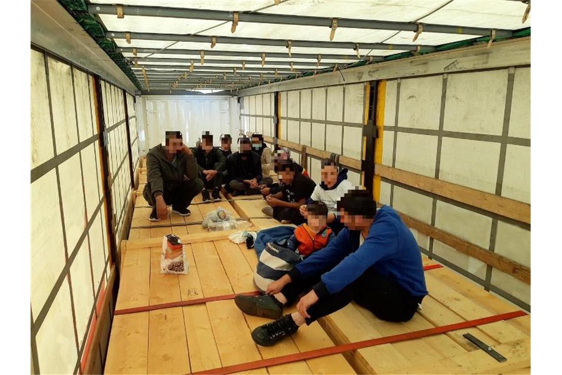 Bundespolizei entdeckt elf Migranten in einem Güterzug