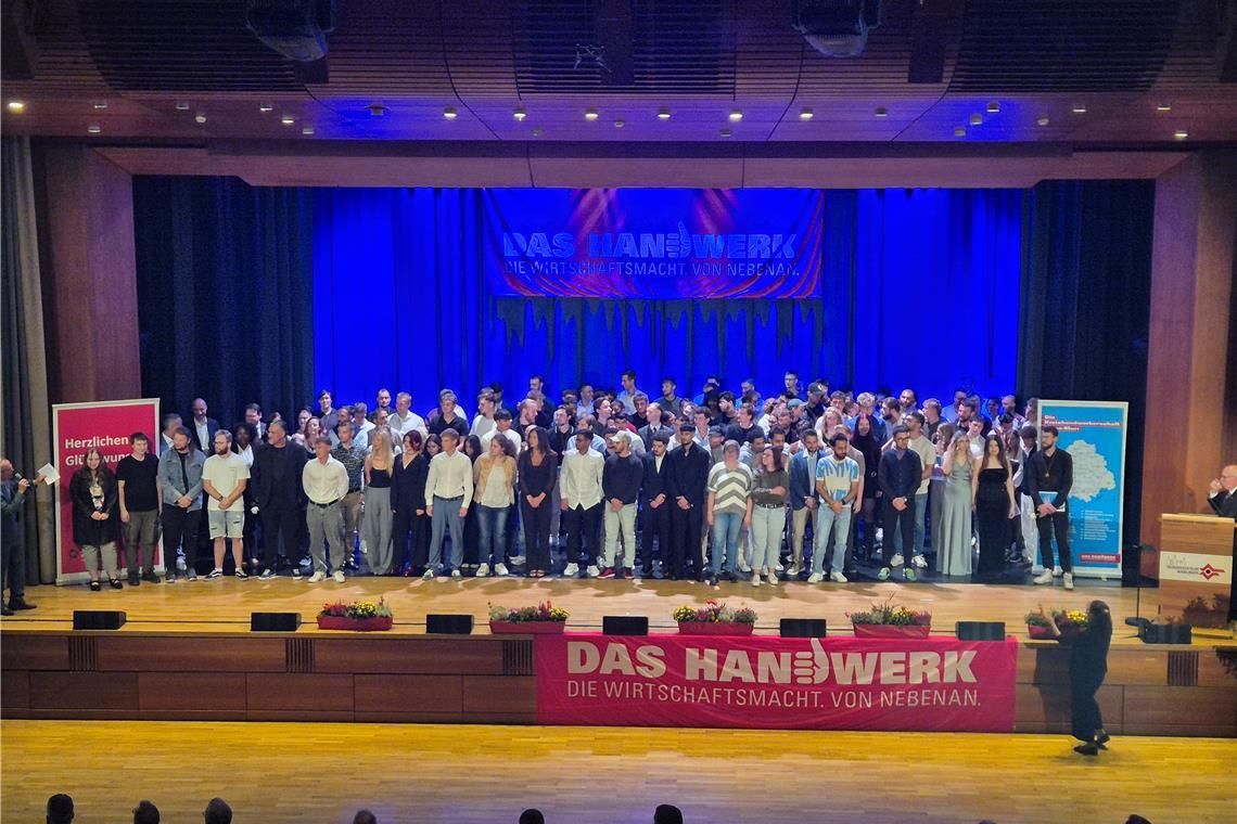 Unter den frisch gebackenen Gesellinnen und Gesellen sind 34 verschiedene Berufe in 18 Gewerken vertreten. Foto: Kreishandwerkerschaft Rems-Murr