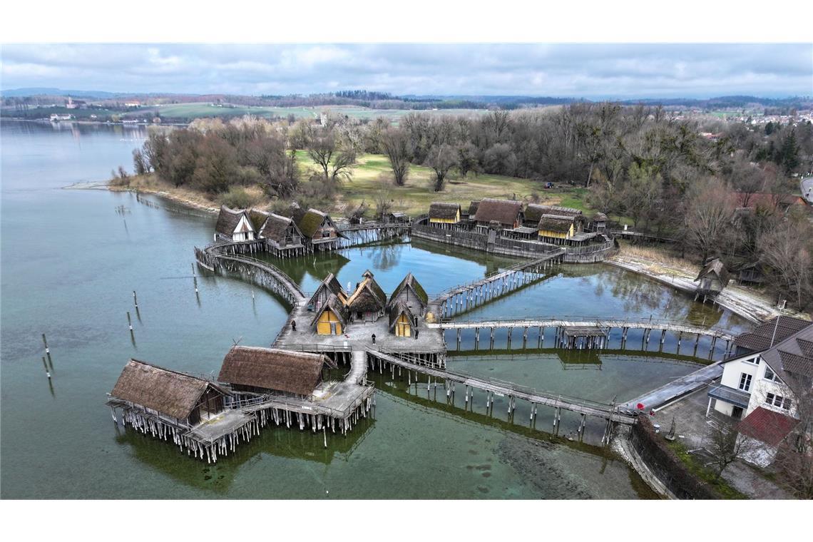 Der Bodensee lädt zum Wattwandern Unter den Pfahlbauten in Unteruhldingen steht noch etwas Wasser.