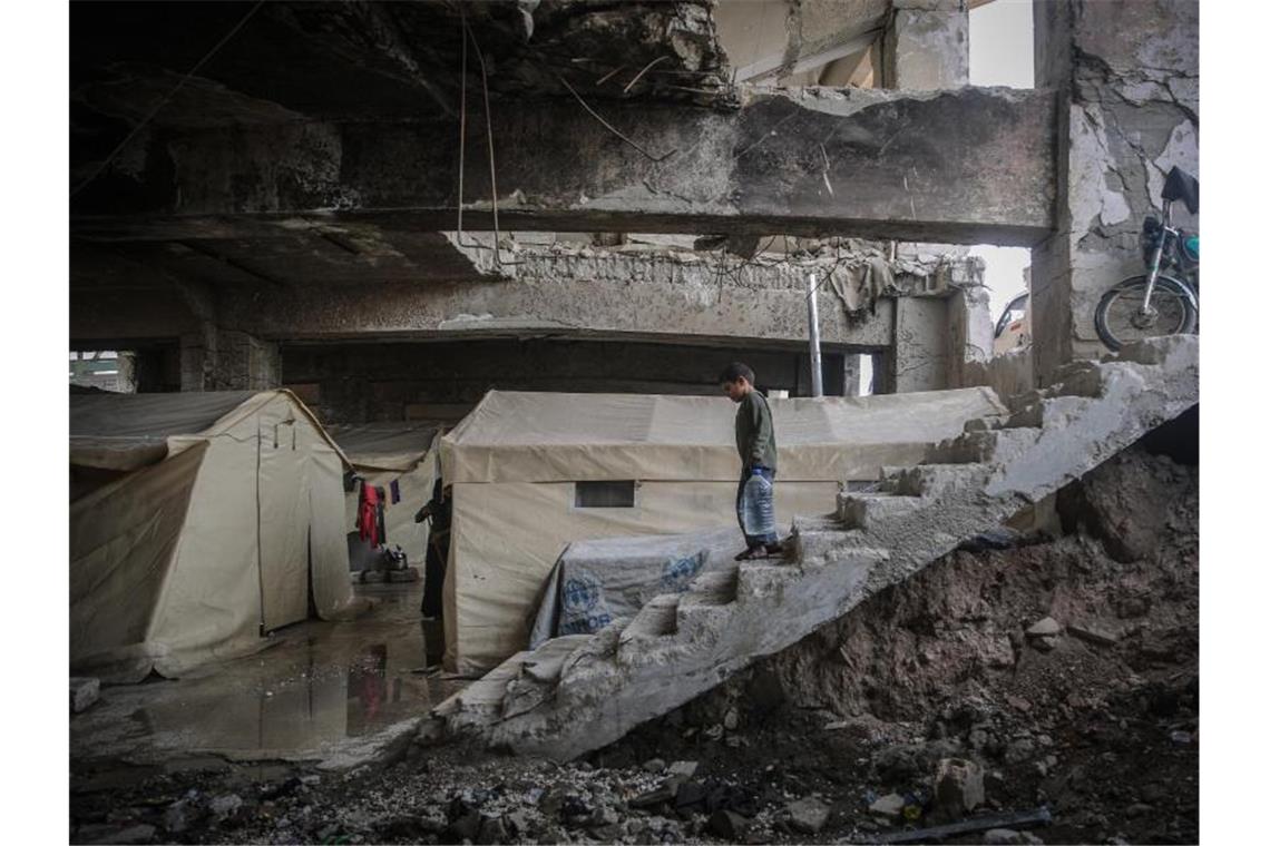 Aktivisten berichten von Verstößen gegen Waffenruhe in Idlib Unter den Tribünen des Stadions sind Zelte aufgebaut. Foto: Anas Alkharboutli/dpa