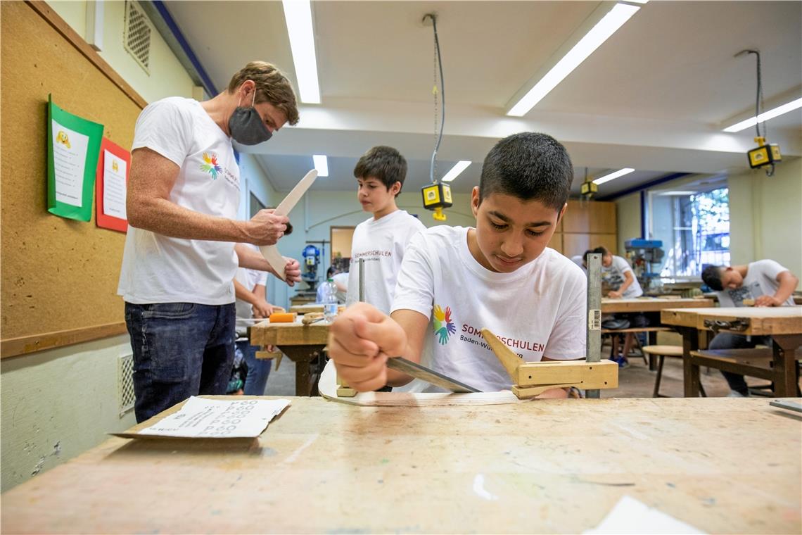 Schule in den Sommerferien Unter der Anleitung von Markus Heckelmann bauen die Schüler im Technikraum einen Bumerang. Foto: A. Becher