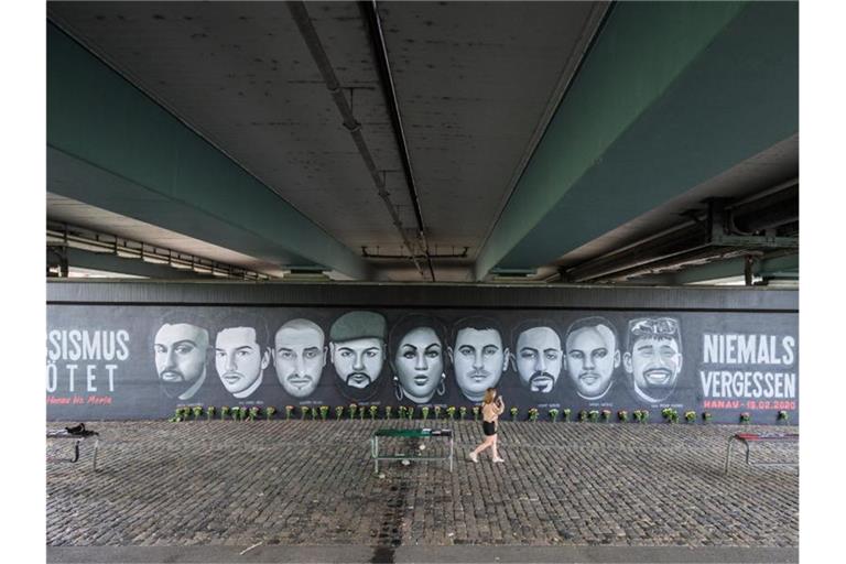 Unter der Frankfurter Friedensbrücke erinnert ein riesiges Wandbild an die neun Opfer des Anschlags in Hanau. Foto: Andreas Arnold/dpa
