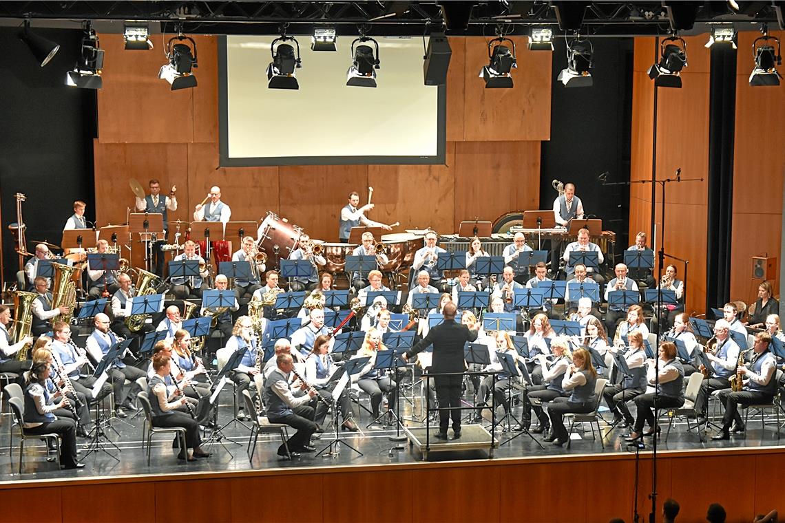 Unter der Leitung von Dirigent Christian Wolf spielt das Städtische Blasorchester im Großen Saal des Bürgerhauses. Fotos: Tobias Sellmaier 