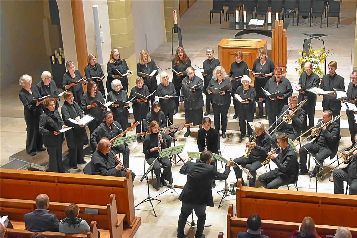 Unter der Leitung von Hans-Joachim Renz führte der Backnanger Kammerchor Samuel Walthers Stück „Wie sein eigenes Herz“ erstmals auf. Foto: Tobias Sellmaier 