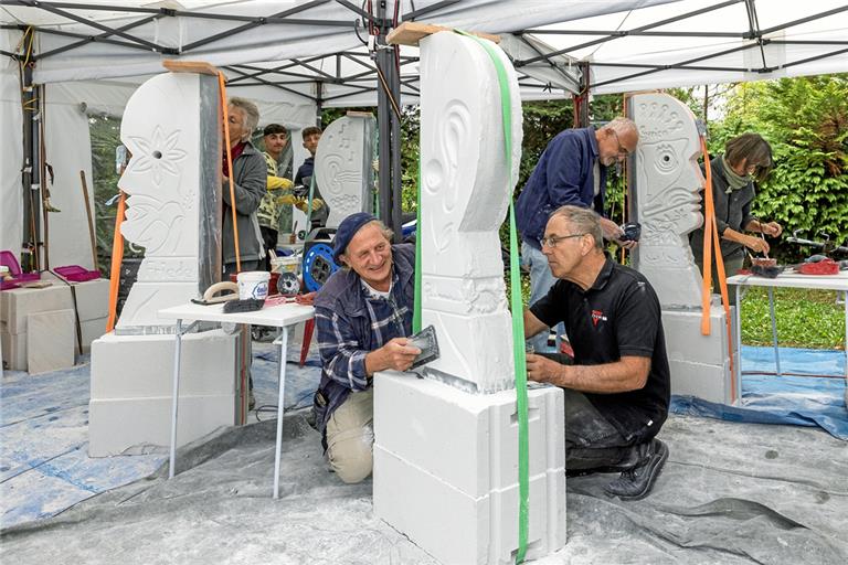 Unter der Leitung von Jo Nagel (vorne links) entsteht eine Replik der „Hand in Hand“-Skulptur, bei der es um Friede, Gemeinschaft, Hoffnung und Liebe geht. Fotos: Dietmar van der Linden