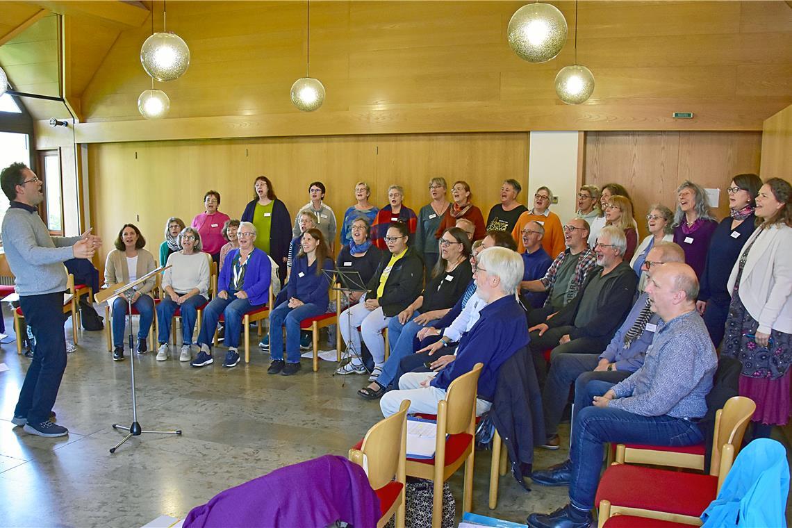 Unter der Leitung von Jochen Ferber (links) singt der Gospelchor seit 2012. Archivfoto: Tobias Sellmaier