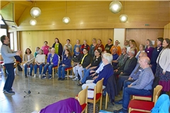 Unter der Leitung von Jochen Ferber (links) singt der Gospelchor seit 2012. Archivfoto: Tobias Sellmaier