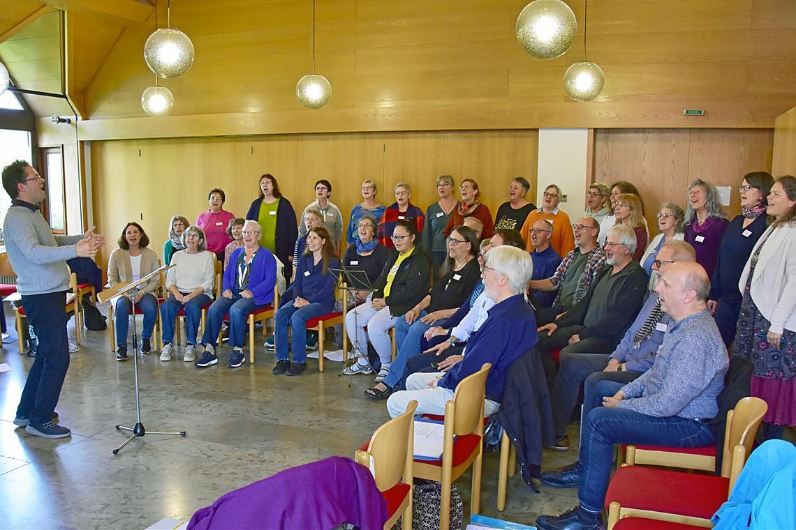 •Unter der Leitung von Jochen Ferber (links) singt der Gospelchor von Oppenweiler am Freitag in Backnang. Archivfoto: Tobias Sellmaier