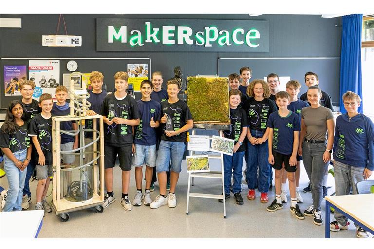 Unter der Leitung von Lehrerin Saskia Forster (Zweite von rechts) schaffen es zwei Teams der Mint-AG ins Finale eines Forscherwettbewerbs für Schüler. Foto: Alexander Becher
