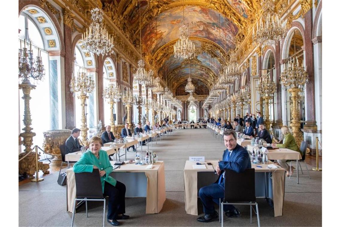 Unter der Leitung von Markus Söder findet mit Kanzlerin Merkel auf der Insel Herrenchiemsee die Sitzung des bayerischen Kabinetts in der Spiegelgalerie des Neuen Schlosses statt. Foto: Peter Kneffel/dpa/Pool/dpa