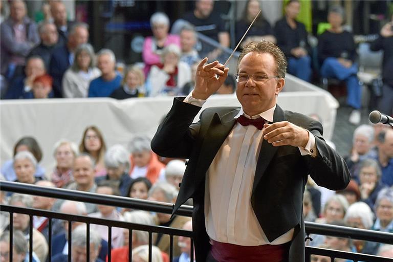 Unter der musikalischen Leitung von Rainer Roos wird der Backnanger Marktplatz morgen Abend zur Opernbühne.  Foto: Tobias Sellmaier