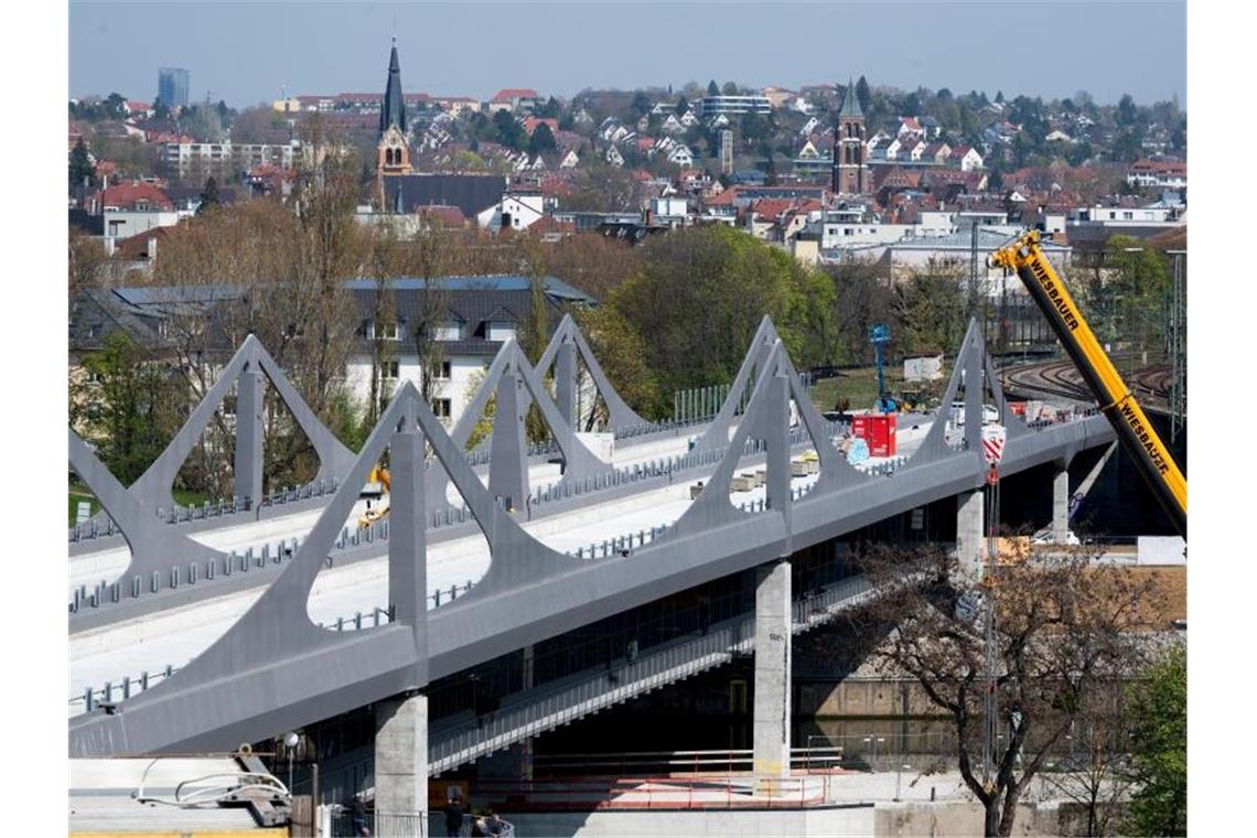 Unter der neuen S21-Bahnbrücke über den Neckar können Fußgänger und Radfahrer in Stuttgart künftig auf die andere Seite nach Bad Cannstatt und wieder zurück gelangen. Foto: Bernd Weißbrod/dpa