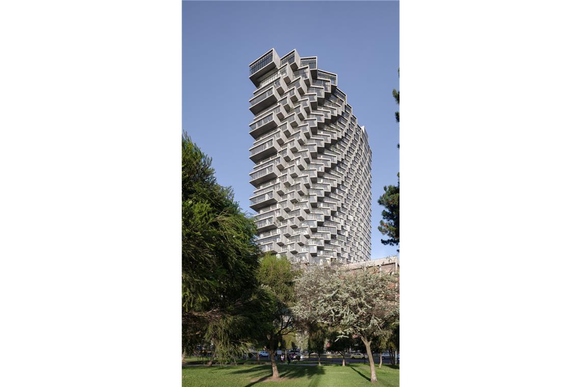 Das beste Hochhaus der Welt Unter die Finalisten geschafft hatte es das 130 Meter hohe Haus IQON ResidencesQuito in Ecuador, wie der Preisträger vom Büro BIG – Bjarke Ingels Group geplant. Das Erdgeschoss umfasst eine öffentliche Plaza, Einzelhandelsflächen und Kunst und verbindet durch eine neue Wegführung den Park mit dem Rest des Viertel.